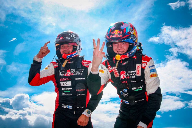 Kalle Rovanperä (r.) und sein Beifahrer Jonne Halttunen. Sie führen aktuell die WRC-Rangliste an.