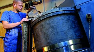 Weber produzierte im Jahr etwa 80 t Dichtungsmasse, die sich auf circa 100.000 Kartuschen verteilt. Produkte mit vergleichbaren Eigenschaften gebe es bislang nicht. Die Dichtungsmasse wird außer zum Abdichten von Fugen und Befestigen von Türen besonders zur Abdichtung von Rauchgasrohren und zur Brennkammerauskleidung geschätzt. (Bild: Weber)