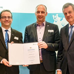 Für seinen intelligenten Greifer für kollaborierende Anwendungen wurde Schunk im Rahmen des Wettbewerbs „100 Orte für Industrie 4.0 in Baden-Württemberg“ ausgezeichnet. Das Bild zeigt Ministerialdirigent Günter Leßnerkraus (re.) bei der Preisübergabe zusammen mit Prof. Dr.-Ing. Markus Glück (li.), SCHUNK Chief Innovation Officer (CINO), sowie Dr. Martin May, Head of Cyber Physical Systems bei Schunk.  