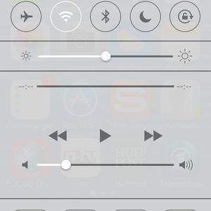 Abbildung 1: Das Control Center bietet die Möglichkeit, zentral den Flugmodus zu aktivieren, und WLAN, Bluetooth oder die Taschenlampe ein- und auszuschalten.