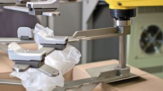 Der Prototyp einer automatisierten Zelle befähigt einen Roboter, Plastikbeutel oben so zu raffen, dass man sie verschließen kann. (Fanuc)