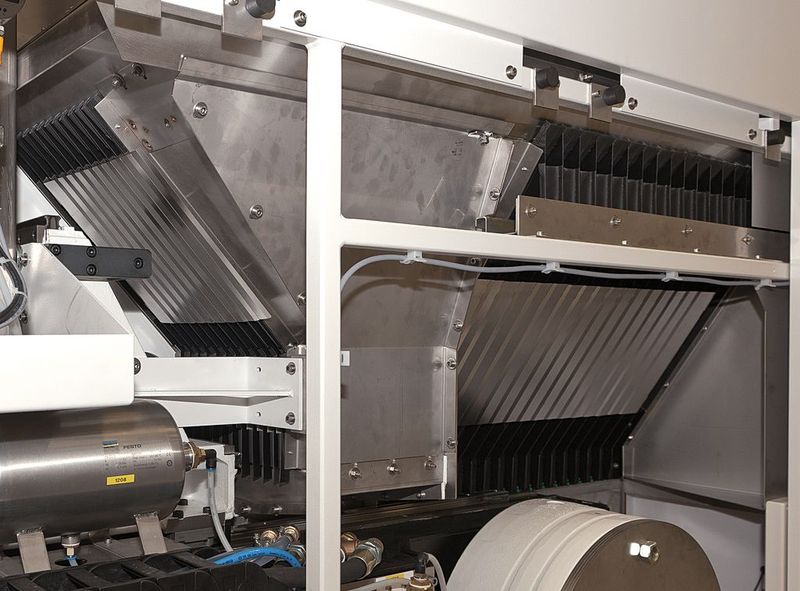 Bild 2: Auf der Verkleidungsrückseite sorgen Gegenlamellen für einen definierten, gleichmäßigen Anpressdruck, der in Verbund mit den Lamellenabstreifkanten im Innenraum für hohe Dichtigkeit sorgt und Stick-slip-Effekte verhindert.  (Bild: Arnold/Hennecke)