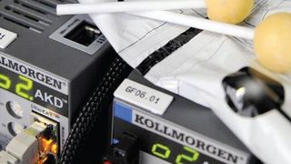 Lollipops im Doppelpack: Herzstück der Verpackungsmaschine sind intelligente Servoregler derKollmorgen-Reihe AKD PDMM mit integrierter SPS und Motion Control. Die Vorteile: wenigerHardware, weniger Kabel, mehr Platz im Schaltschrank, sehr einfacher Achsverbund. Die smarte Art der Automatisierung lässt auch noch Spielraum für weitere Integrationen von Achsen in den bestehenden Verbund. (Bild: Kollmorgen)
