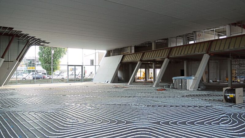 Energieeffizientes Bauen und Sanieren, wie hier mit einer modernen Fußbodenheizung, wird vom Staat gefördert.