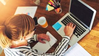 Immer mehr Mitarbeiter arbeiten derzeit zum Schutz im Homeoffice. (Flamingo Images - stock.adobe.com)