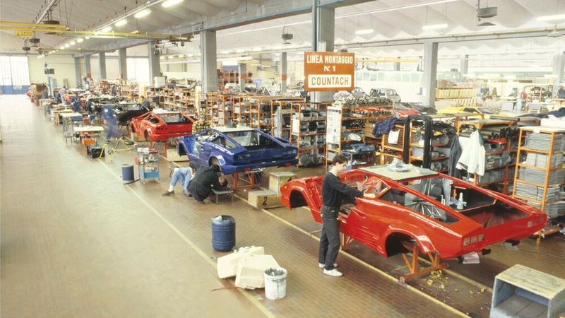 1963 wurde mit dem Lamborghini 350 GTV der erste Prototyp eines Lamborghini-Sportwagens vorgestellt. Das Fahrzeug ging in dieser Version nicht in Serie. Sowohl der Motor als auch die Karosserie wurden vor Beginn der Serienproduktion modifiziert. 1964 entstanden schließlich die ersten Exemplare des Modells 350 GT. Die Leistung des Zwölfzylinders übertraf die der zeitgenössischen Ferrari-Modelle deutlich. (Bild: Lamborghini)