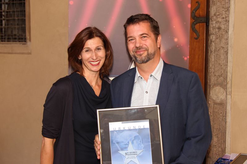 Boris Bärmichl freute sich über seine Auszeichnung ‚Best Keynote‘ und ‚Best Roundtable‘ im Rahmen der »IT-SECURITY Management & Technology Conference 2014«. Daniela Schilling, Leiterin Vogel IT-Akademie, gratulierte zum Publikumspreis. (Vogel IT-Akademie)