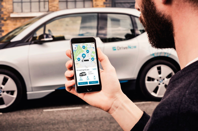 Car-Sharing-Anbieter wie DriveNow beziehen ihre Attraktivität auch aus der Digitalisierung der gesamten Abläufe: Kunden reservieren und zahlen bequem per Smartphone-App ihr Fahrzeug. (DriveNow)