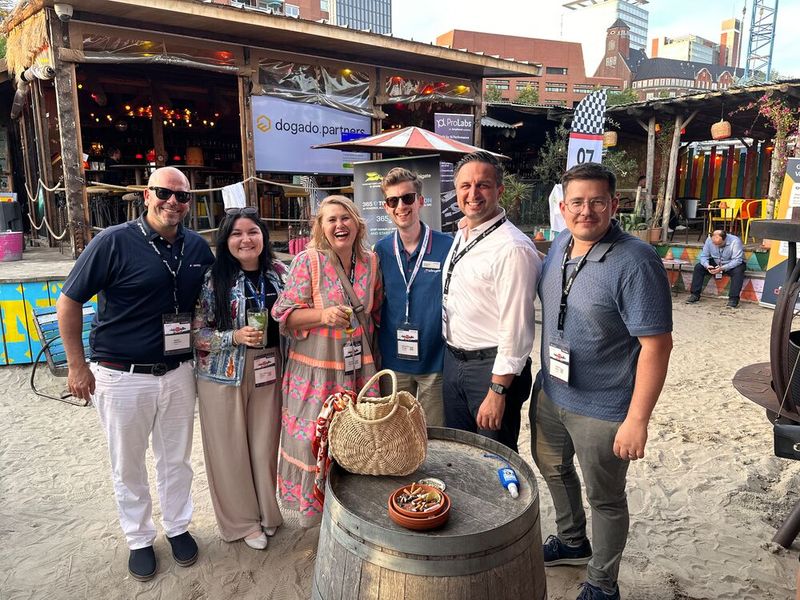 Jetzt kann die Party starten, denn (v. l.) Stefan Heinrich (Fortinet), Franziska Weber (Bechtle), Sabine Bergmann, Fabian Poffo und Özkan Topal (Fortinet) und Sebastian Krüger (Infinigate) sind bereit für den ersten Cocktail. (Bild: Vogel IT-Medien)