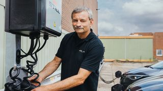 Jürgen Wrusch, Fachpressesprecher der Hamburger Still GmbH, an einer Ladesäule seines Arbeitgebers. 20 Stück davon werden derzeit an der Firmenzentrale eingebaut. (Bild: Still)