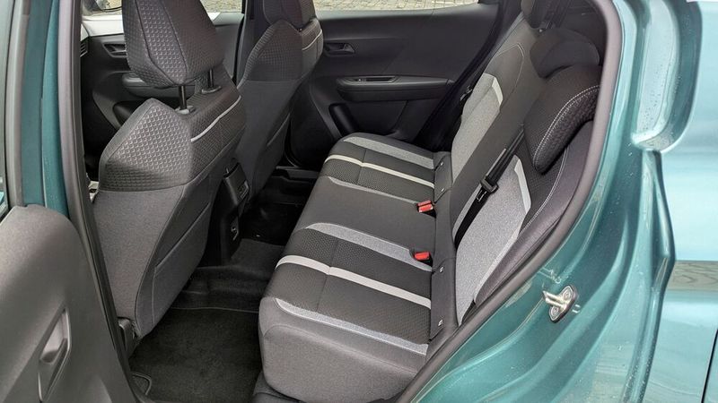 Hinten bieten beide Autos viel Platz. Der Opel holt aus seinen Abmessungen sogar noch mehr Rücksitzraum heraus als der größere Dacia. (Bild: Rosenow – VCG)