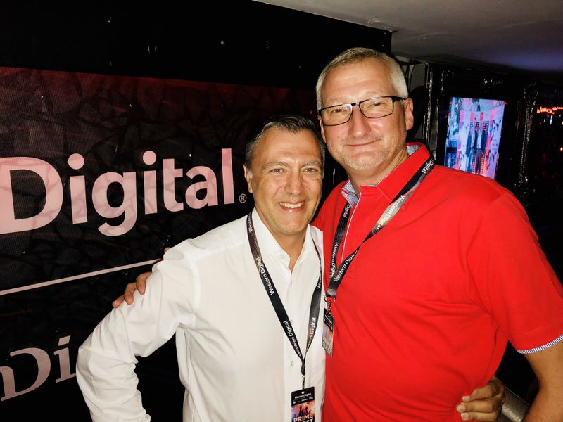 (l.) Jan Kapitza, Buffalo, mit Michael Seebach, comTeam. (Bild: IT-BUSINESS)