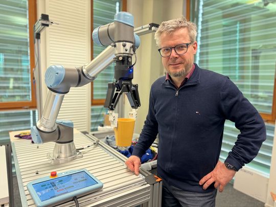 Hubert Zangl mit Robotergreifer(Bild:  aau/Müller)