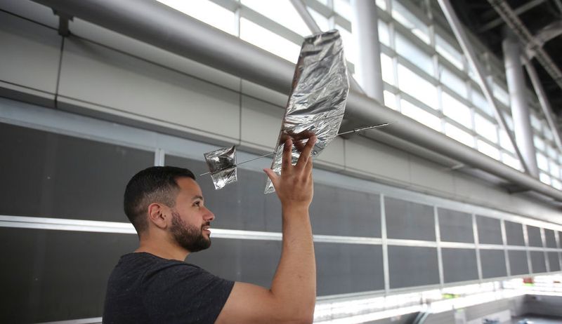 Rund 50 Studenten von fünf deutschen Universitäten verwandelten die Messehallen der Messe Düsseldorf in einen ungewöhnlichen Flughangar. Beim internationalen Wettbewerbs „Stahl fliegt“ brachten sie die unterschiedlichsten Flugobjekte aus Stahl zum Fliegen.  (Messe Düsseldorf)