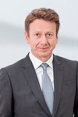 Leonis Finanzchef Karl Gadesmann hat mit sofortiger Wirkung sein bis zum 31. Dezember 2019 laufendes Mandat beendet. Gadesmann war seit dem 1. Oktober 2016 Finanzvorstand bei Leoni und im Vorstand neben dem Finanzressort auch für Corporate Information Management, Corporate Information Security, Corporate Internal Audit, Corporate Risk & Insurance und Corporate Taxes verantwortlich. Bis der Automobilzulieferer einen Nachfolger präsentieren kann, übernimmt Leoni-Chef Aldo Kamper die Leitung des Finanzbereichs. (Leoni)