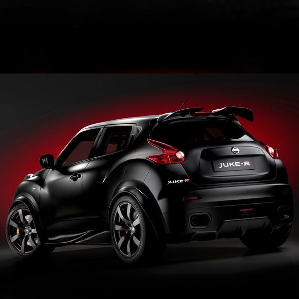 Ein Design-Highlight des Juke-R sind die geteilten Heckspoiler. (Nissan)