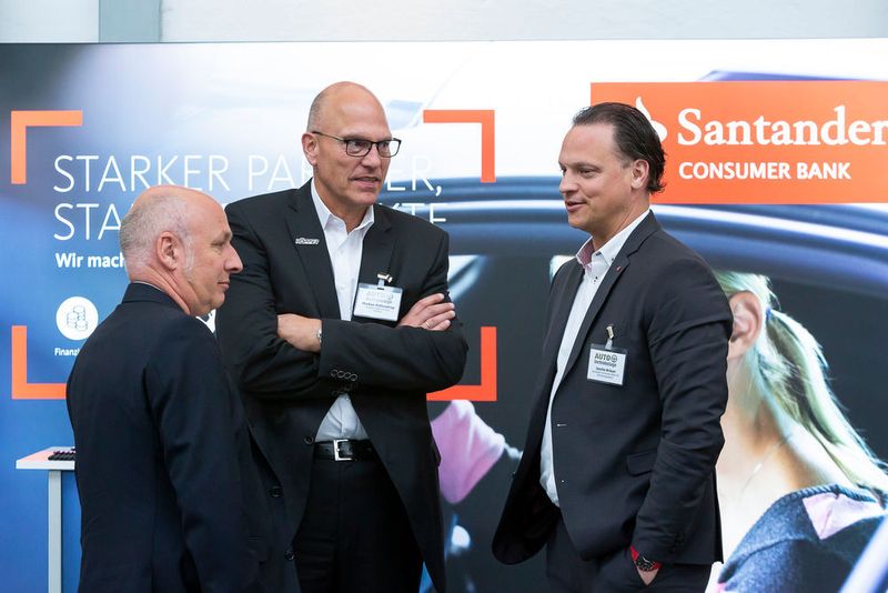 ... sowie Santander-Abteilungsdirektor Handelskommunikation Mobilität, Jascha Bräuer (re.).  (Stefan Bausewein)