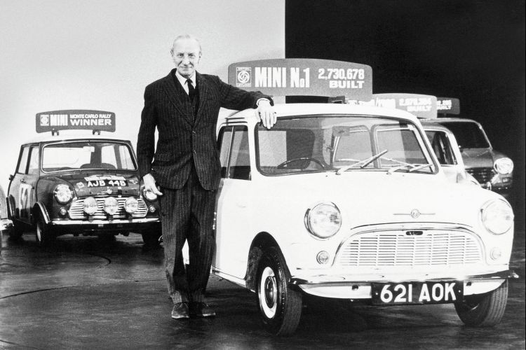 Der Vater und sein Baby: Der Engländer mit deutschen und griechischen Wurzlen, Alec Issigonis, sagte stets, er habe den Mini nicht erfunden, sondern „nur“ entworfen. Dennoch wurde er dafür 1969 zum Ritter geschlagen und durfte fortan den Titel „Sir“ führen. (BMW AG)