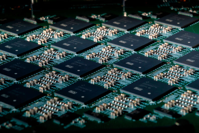 Ein Nahuku-Board von Intel. Die skalierbare Plattform enthält jeweils 8 bis 32 neuromorphe Loihi-Chips pro Board.