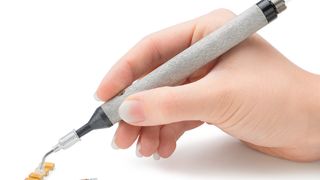 Der Anwender kann mit dem Zeigefinger die Intensität der Saugluft steuern und so bequem kleinste Schrauben, Kugeln, Federn oder Scheiben aufnehmen und absetzen. (Bild: Sommer Technik)