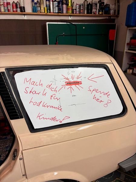 Die groben Skizzen für die Makrolon-Scheibe, die den Herztakter in eine Spendenbox verwandeln. (Bild: Morris Furkert)