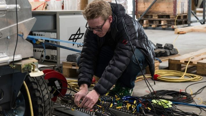Zahlreiche Messkabel tragen die Signale der Schwingungssensoren zusammen, die über Rumpf, Tragflächen und Leitwerke des SolarImpulse-Prototypen verteilt sind. Hier prüft der Versuchsleiter Yves Govers eine Steckverbindung an einer Schnittstelle, wo die Messkabel zusammenlaufen. (SolarImpulse/François Wavre/rezo.ch)