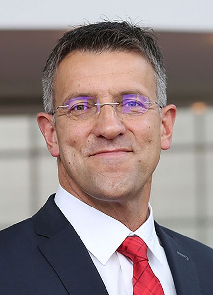 „Die neue Steuerungsgeneration und Maxolution connected bieten innovative Gestaltungsmöglichkeiten vom Shopfloor bis in die IT-Ebene in Bestands- und Neuanlagen. Innovation wird mit weltweiten Teams gestaltet! Das Maxolution – Netzwerk ist da, wo unsere Kunden sind. Wir sehen sie als Partner, lösen ihre Anforderungen und begleiten sie vom Engineering bis über die Inbetriebnahme hinaus.“ Dieter Stenkamp, Sales Manager Maxolution System Solutions bei SEW-Eurodrive. (Bild: SEW-Eurodrive)