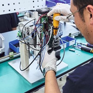 Roboter bauen Roboter in Fürstenfeldbruck: Noch bauen Menschen mit in der Fertigung von Agile Robots.(Bild:  Agile Robots)