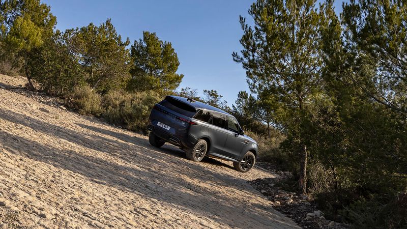 Dabei setzt der Range Rover Sport lediglich seinen Elektromotor ein, nur 105 kW/143 PS und 275 Newtonmeter stark. (Bild: Range Rover)