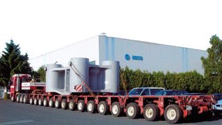 Der Tieflader mit dem 160-t-Teil erreichte nach kurzer nächtlicher Fahrt das Richter-Werk in Hessisch Lichtenau. (Archiv: Vogel Business Media)