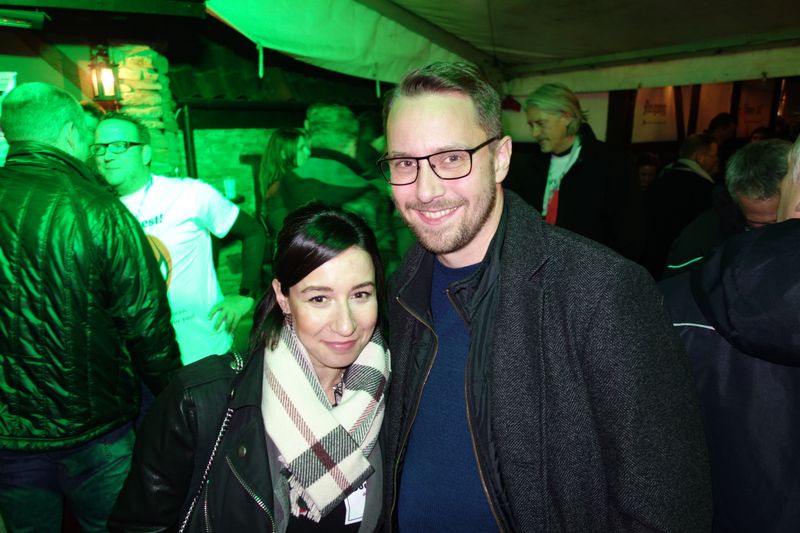 David Platte weiht seine neue Kollegin Valeria Boreicha, NVIDIA, in die Kirmes Sitten ein. (IT-BUSINESS)