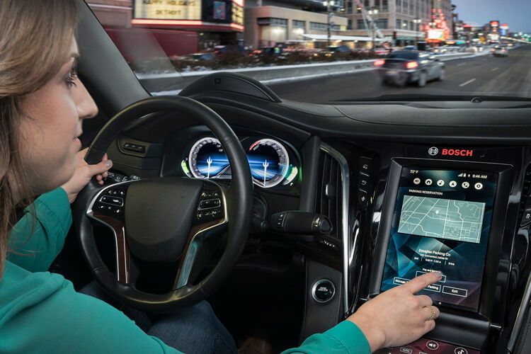 Bosch setzt auf Touchscreens mit haptischem Feedback, damit der Fahrer weniger abgelenkt wird. (Bild: Bosch)