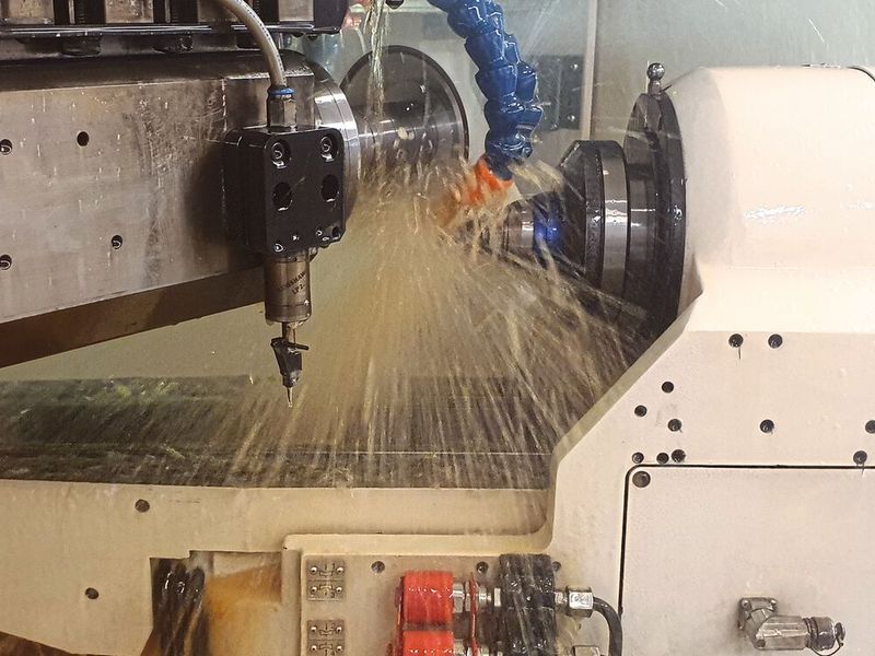 Das „µGrind booster“ kann mit zwei Messuhren in wenigen Minuten hoch präzise eingestellt werden. Hier ist es im Einsatz auf einer 5-Achs-CNC-Werkzeugmaschine zu sehen. (Bild: Linner Group)