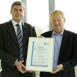 Karsten Eichmüller (li), Vertriebsleiter der Systeme Helmholz GmbH, übereichte Herrn Heinz Wolf im Rahmen der fünften internationalen Vertriebstagung eine Urkunde sowie ein Präsent als Dank und Anerkennung für eine überaus erfolgreiche Zusammenarbeit