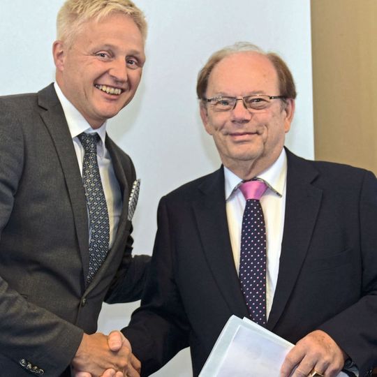 ASA-Präsident Frank Beaujean (li.) bedankt sich bei „Mr. Werkstattausrüstung“ für seine langjährige Verbandsarbeit.(Bild:  ASA)