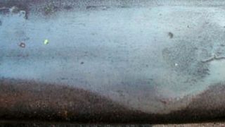 Beschädigte Schienenlauffläche. Jedes Jahr entstehen, auch an gut gepflegten Gleisen, alle zwei Kilometer Schäden wie Dellen oder Kerben.  (Bild: Tata Steel Europe)