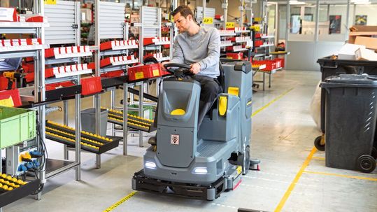 Der Zufluss der Reinigungsflüssigkeit bei der neuen Aufsitz-Scheuersaugmaschine B 110 erfolgt abhängig von der Fahrgeschwindigkeit. Daraus resultiert ein zuverlässiges Absaugergebnis selbst bei langsameren Kurvenfahrten. Der Anwender spart bis zu 50 Prozent Wasser beziehungsweise Reinigungsmittel.(Bild:  Kärcher)