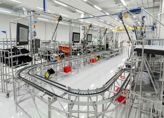 Die Produktionsanlagen in Halle 6 im Siemens-Werk in Bad Neustadt sind sowohl hardware- als auch softwareseitig vollständig mit Siemens-Komponenten ausgestattet. Daraus resultiert eine durchgängige Fertigungsumgebung.  (Siemens AG)