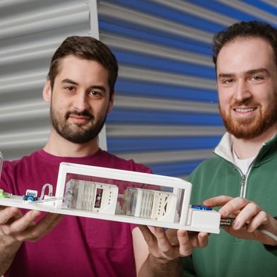 Auf der Hannover Messe zeigt das Forschungsteam von Professor Paul Motzki einen Vakuumpumpen-Prototyp mit Doppel-Folienantrieb. Doktorand Daniel Philippi (links) und Student Lukas Roth (rechts) forschen mit an der smarten Folientechnologie. (Bild: Oliver Dietze)