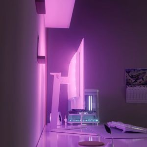 Der Philips Evnia 27M2N5201P verfügt auf seiner Rückseite über ein KI-­gestütztes Ambiglow als Beleuchtungssystem. Es beleuchtet die Umgebung des Monitors in Echtzeit mit zum Bildinhalt passenden Farben. (Bild: MMD)