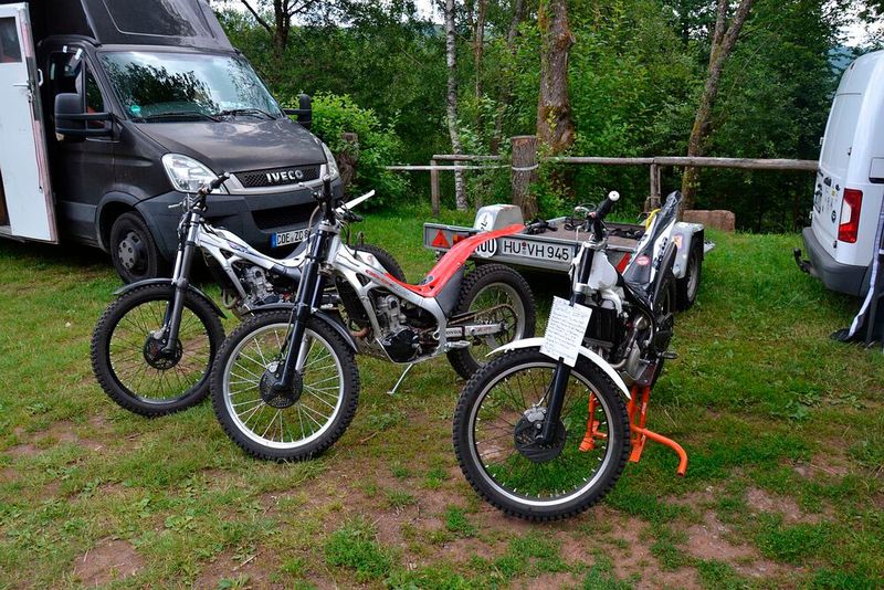 Die Trialschule Elmar Heuer bot ihnen die Gelegenheit, einmal ein Trialmotorrad auszuprobieren. (Bild: Dotzler, Dominsky, Lacher, Maderner, Michel, Rosenow, Schweitzer/»kfz-betrieb“)