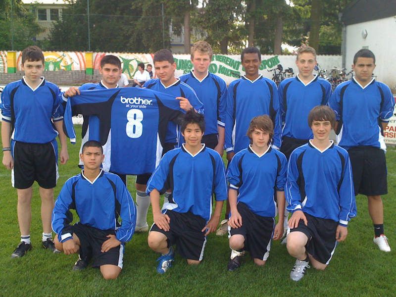 Von den neuen Trikots begeistert: die B-Junioren (16-Jahre) der Turngemeinde 08 Ober-Roden (Archiv: Vogel Business Media)