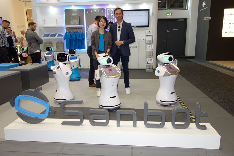 Dominic Schweitzer und Olivia Wuyang, Sanbot, haben mit den kleinen Robotern nie Langeweile. (Bild: IT-BUSINESS)