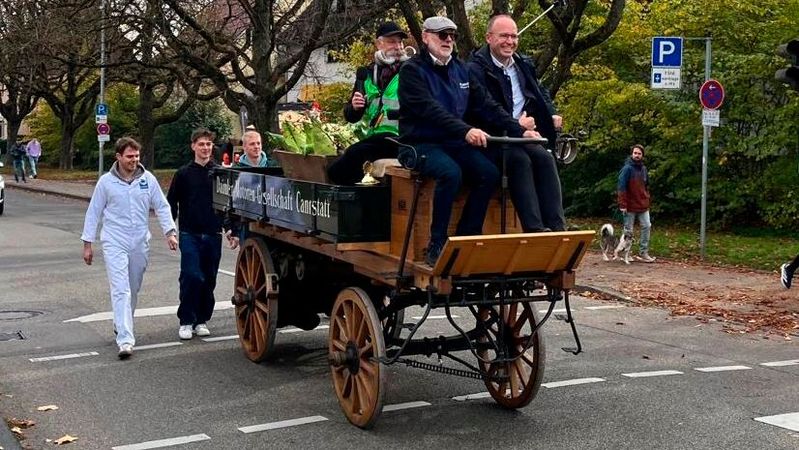 Das über 130 Jahre alte Fahrzeug wurde von Wilhelm Supper, Beauftragter der Kfz-Innung Region Stuttgart für die Zusatzqualifikation Old- und Youngtimer-Technik, und Otto Ruppaner, Oberbürgermeister von Leinfelden-Echterdingen, gesteuert.(Bild:  Kfz-Innung Stuttgart)