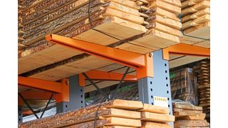 Verfügbare Lagerflächen im Unternehmen erleichtern die unabhängige Produktion in Krisenzeiten. Doch die Nachfrage nach Stahl auf dem Weltmarkt ist auch für Regalhersteller ungebrochen hoch.  (Bild: Elvedi)