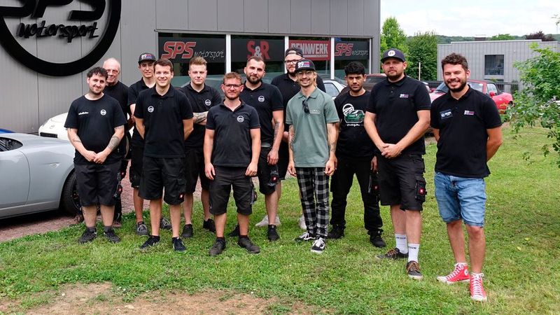 In der Szene sind SPS-Gründer und Inhaber Jan Spies (2. v. r.) und sein Team bekannt wie ein bunter Hund. Pro Jahr veranstalten sie bis zu 25 Kundenevents, viele selbstverständlich am Wochenende. Da heißt es, in Sachen Arbeitszeit und -ort flexibel zu sein. (Bild: Rosenow – VCG)