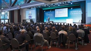 Der Volkswagen- und Audi-Partnerverband (VAPV) fordert bessere Renditeaussichten für Händler. Im Foto: Plenum der Händlerverbandstagung Anfang Oktober. (Bild: Berlin&Cramer)