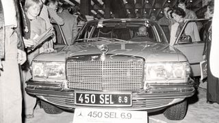 Bei seiner Präsentation 1973 drückten sich die Besucher der IAA förmlich die Nasen am neuen Topmodell der S-Klasse, dem 450 SEL 6.9, platt. (Bild: Mercedes Benz Group)