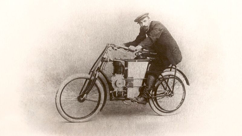 Das Slavia B spielt in der Unternehmensgeschichte von Laurin & Klement eine ganz besondere Rolle: Es war das erste Motorrad, mit dem das Unternehmen aus Mladá Boleslav im Jahr 1901 an einem internationalen Rennen teilnahm. Der Langstreckenmarathon von Paris nach Berlin galt damals als die härteste Herausforderung seiner Zeit. Werksfahrer Narcis Podsedníček schrieb dort auf Anhieb Geschichte: Als einziger Teilnehmer in seiner Klasse erreichte er das Ziel. (Bild: Škoda)