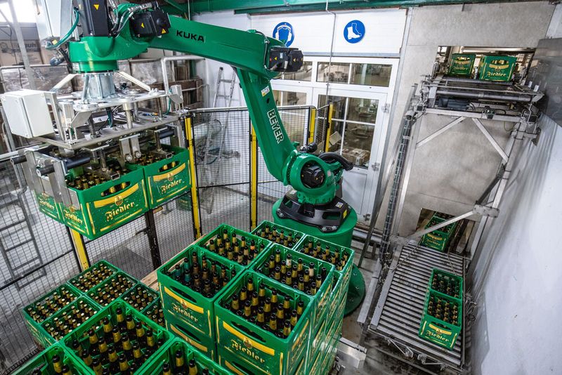 Das Team der Privatbrauerei Fiedler hat sich Hilfe beim Palettieren geholt. Der Palettierroboter von Kuka bewegt vier Bierkästen gleichzeitig und entlastet das Team damit erheblich. (Bild: Kuka)